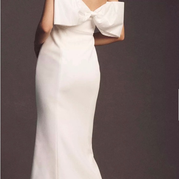 Like New Size L White Simple Dress with Oversized Bow - Picture 2 of 3